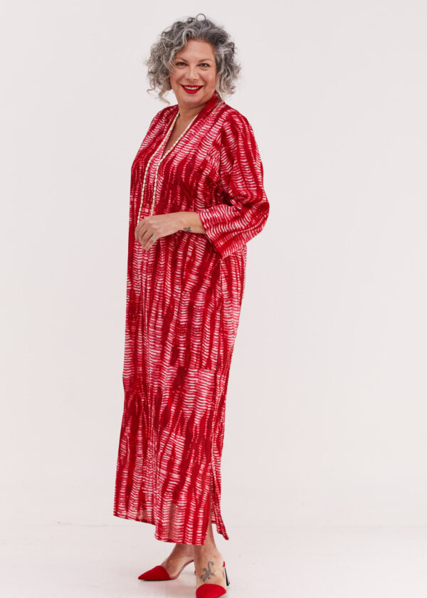 גלביה לנשים | גלבייה בעיצוב ייחודי - הדפס סטון רד, שמלה בצבע ורוד עם הדפס אדום דמוי אבנים.