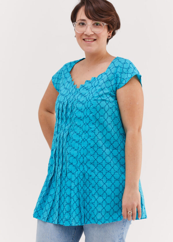 טוניקה סרינה | שמלה שחורה בעיצוב ייחודי - הדפס סקנדינבי טורקיז, שמלה בצבע טורקיז עם הדפס גיאומטרי בצבע כחול כהה קומפורט זון בוטיק