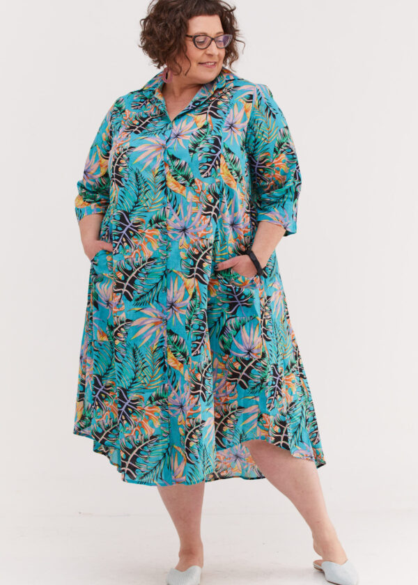 שמלת איה'לה | שמלת אוברסייז בעיצוב ייחודי – הדפס זריחה טרופית, שמלה בצבע טורקיז עם הדפס טרופי בגווני הזריחה