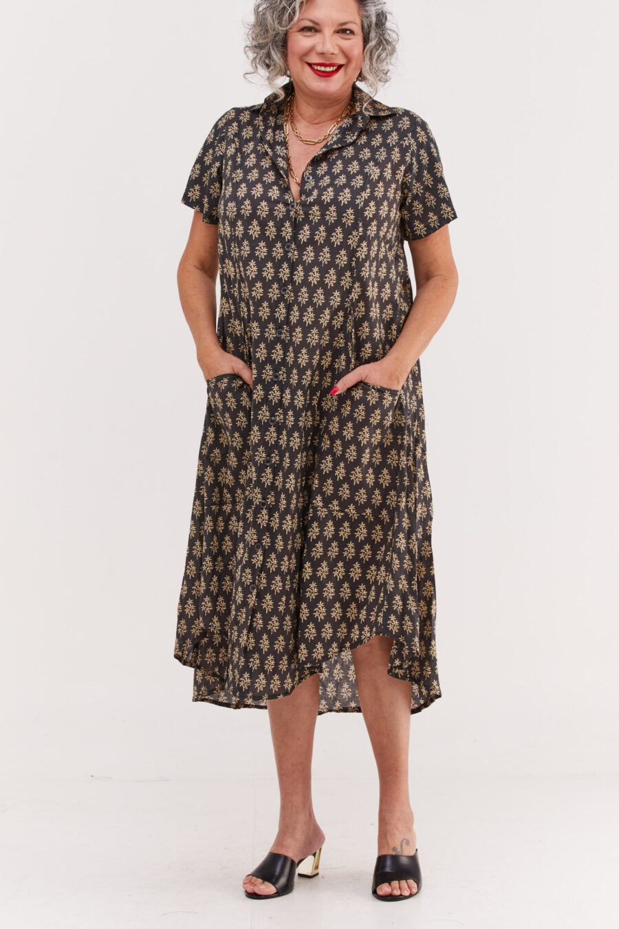 שמלת איה'לה | שמלת אוברסייז בעיצוב ייחודי – הדפס טוקיו שמלה בצבע שחור עם הדפס אוריינטלי בצבע שמנת
