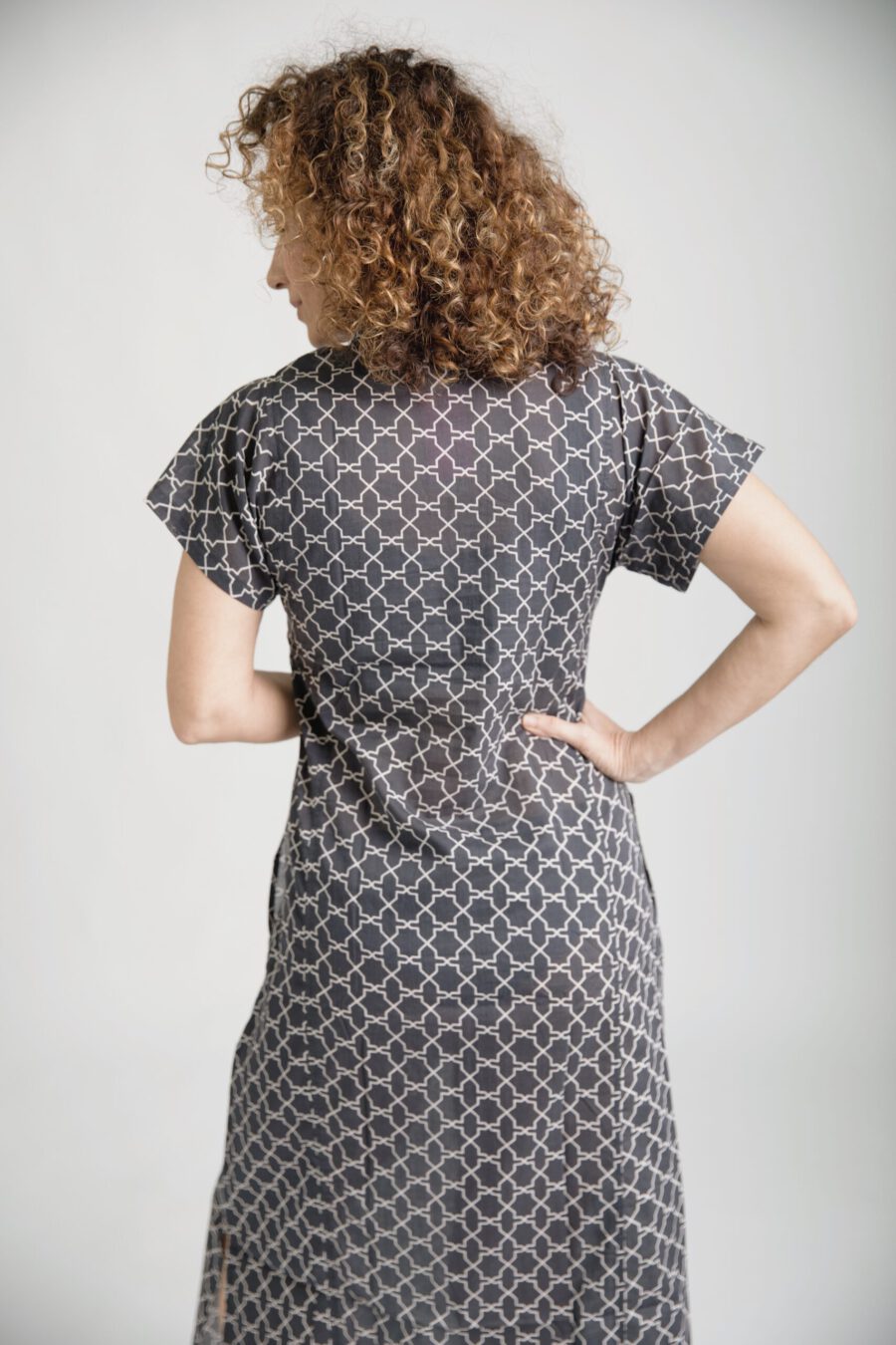 גלביה לנשים | גלבייה בעיצוב ייחודי – הדפס סקנדינבי, שמלה שחורה עם הדפס גיאומטרי