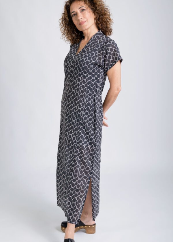 גלביה לנשים | גלבייה בעיצוב ייחודי - הדפס סקנדינבי, שמלה שחורה עם הדפס גיאומטרי