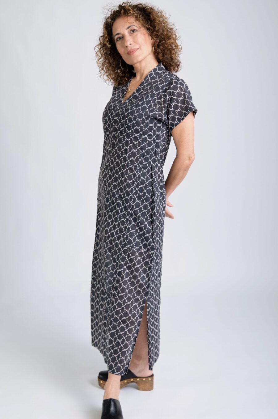 גלביה לנשים | גלבייה בעיצוב ייחודי - הדפס סקנדינבי, שמלה שחורה עם הדפס גיאומטרי