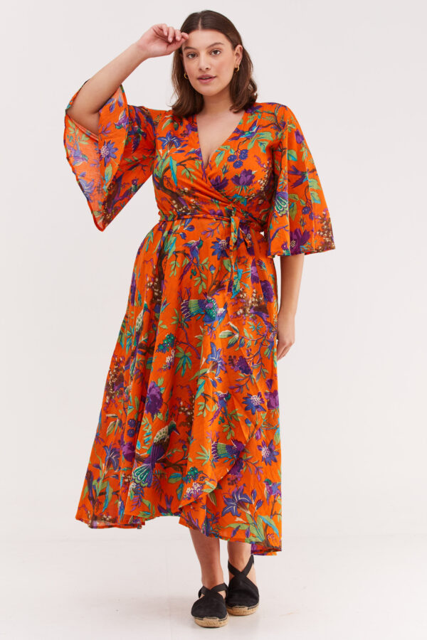 שמלת גלי | שמלת מעטפת חגיגית וצבעונית – הדפס טרופיקנה כתום, הדפס טרופי צבעוני על רקע כתום