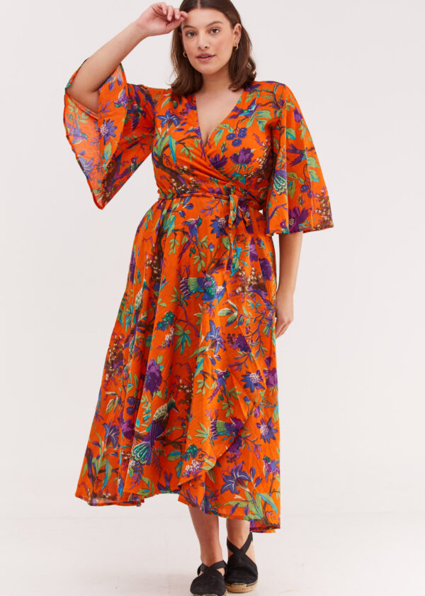 שמלת גלי | שמלת מעטפת חגיגית וצבעונית – הדפס טרופיקנה כתום, הדפס טרופי צבעוני על רקע כתום