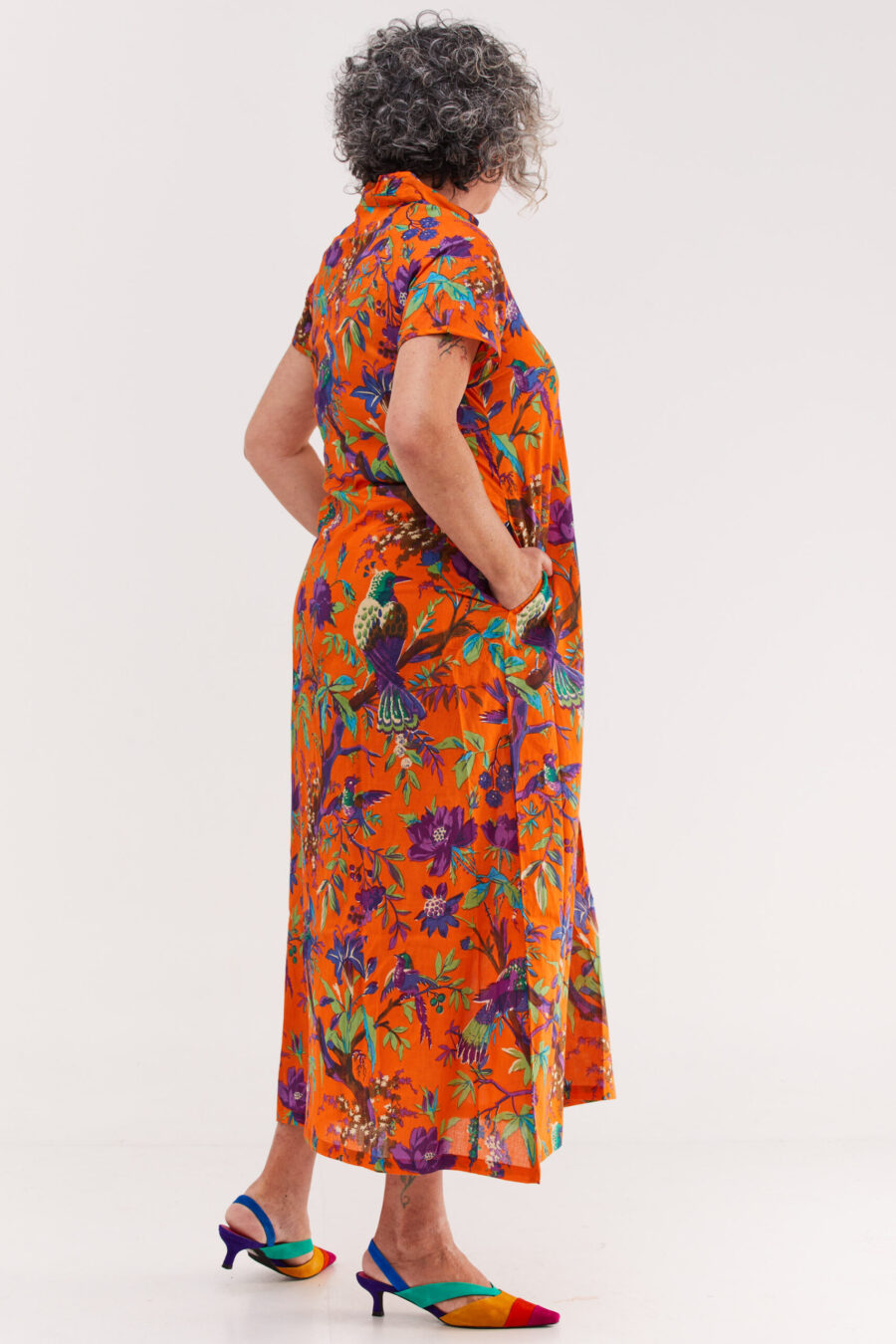 שמלת מאיקו | שמלה יפנית בעלת מפתח בעיצוב ייחודי – פרינט טרופיקנה כתום, הדפס טרופי צבעוני על רקע כתום