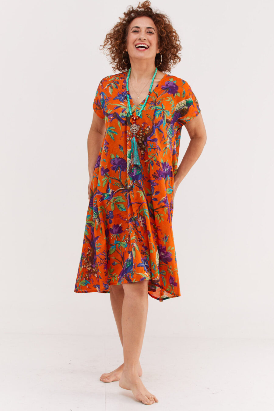 שמלת ג'וז | שמלת אוברסייז באורך מידי בעיצוב ייחודי - טרופיקנה כתום, הדפס טרופי צבעוני על רקע כתום