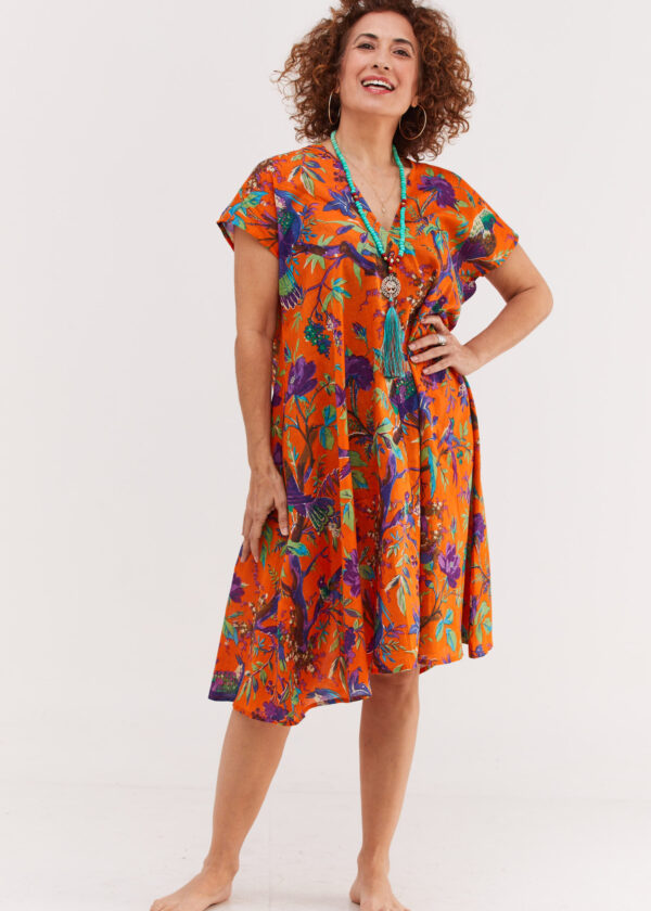 שמלת ג'וז | שמלת אוברסייז באורך מידי בעיצוב ייחודי - טרופיקנה כתום, הדפס טרופי צבעוני על רקע כתום