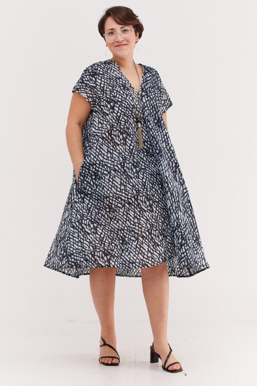 שמלת ג'וז | שמלת אוברסייז באורך מידי בעיצוב ייחודי - הדפס בלאק קראש, שמלה בצבע לבן עם הדפס דמוי רשת בגוונים שחור ותכלת