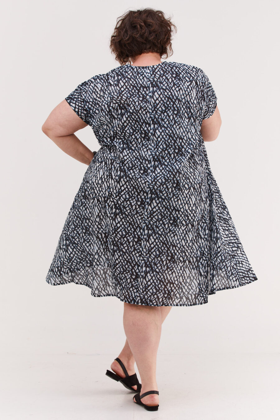 שמלת ג'וז | שמלת אוברסייז באורך מידי בעיצוב ייחודי - הדפס בלאק קראש, שמלה בצבע לבן עם הדפס דמוי רשת בגוונים שחור ותכלת