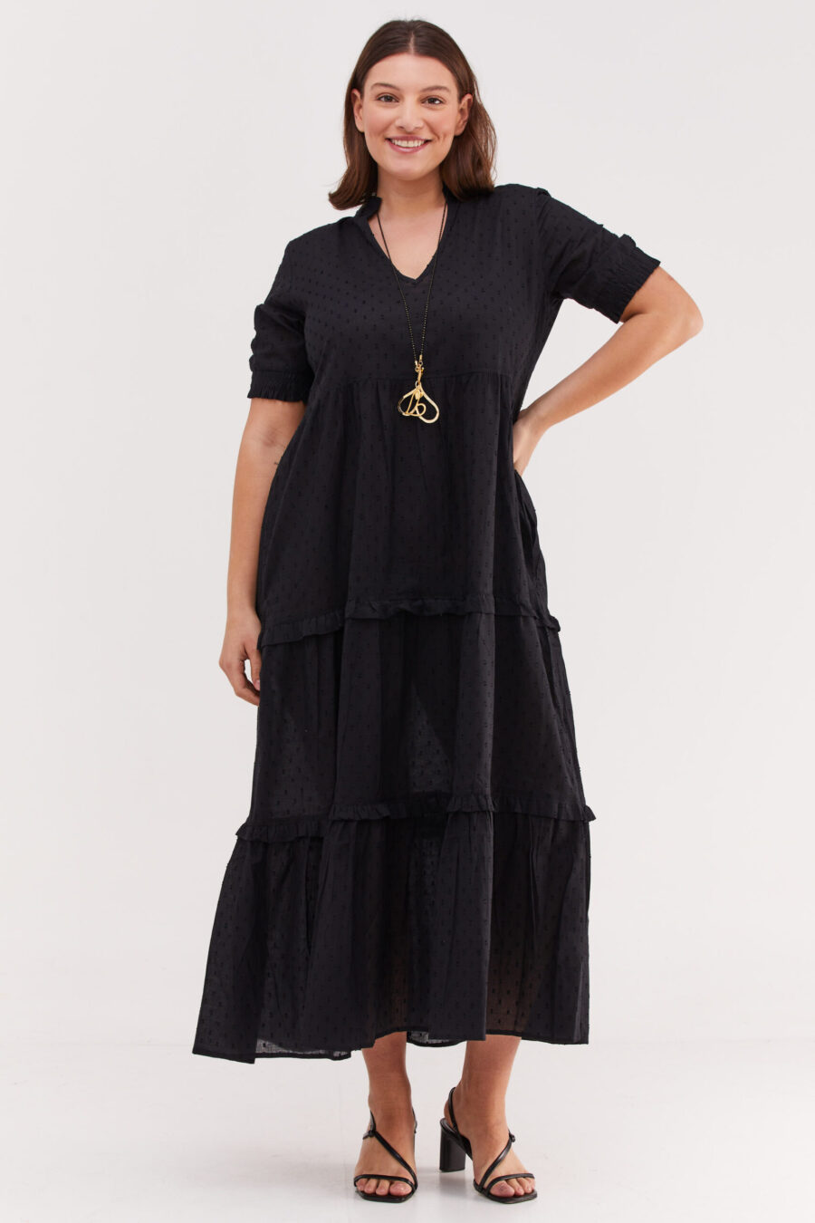 שמלת אפרת | שמלת מקסי בעיצוב ייחודי - שמלה שחורה עם עיגולים עדינים בבד שיוצרים טקסטורה מיוחדת
