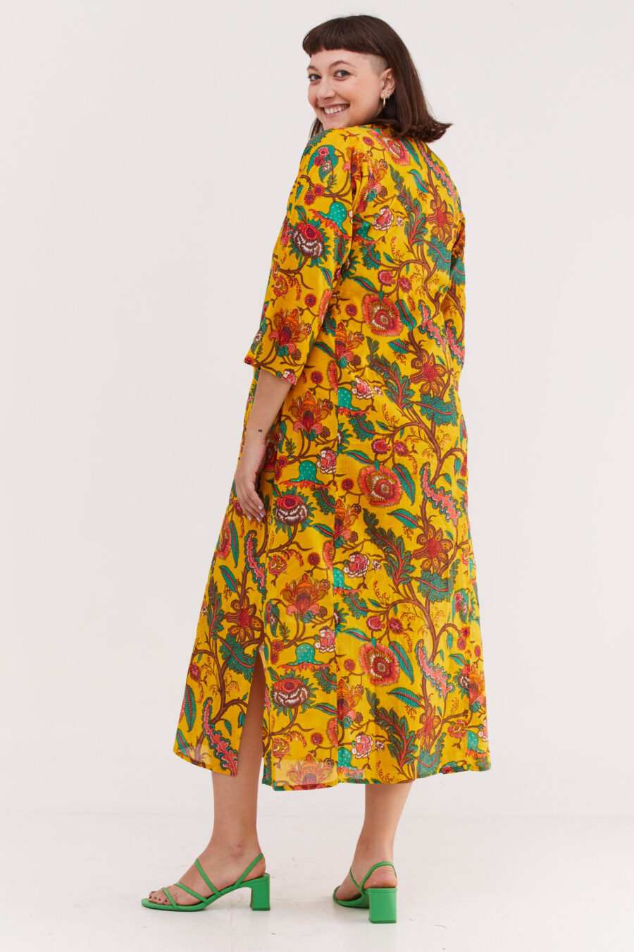גלביה לנשים | גלבייה בעיצוב ייחודי - הדפס פלורה צהובה, שמלה צהובה עם הדפס פרחוני צבעוני