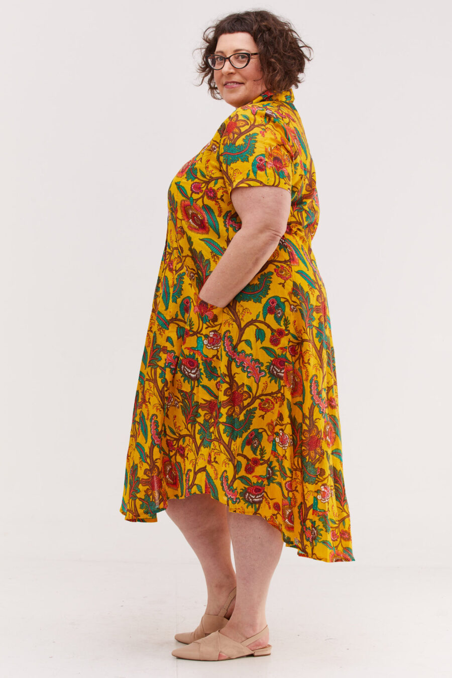 שמלת איה'לה | שלמת אוברסייז בעיצוב ייחודי - הדפס פלורה צהובה, שמלה צהובה עם הדפס פרחוני צבעוני