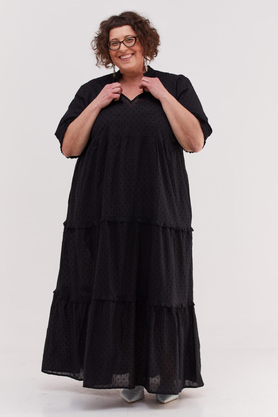 שמלת אפרת | שמלת מקסי בעיצוב ייחודי - שמלה שחורה עם עיגולים עדינים בבד שיוצרים טקסטורה מיוחדת