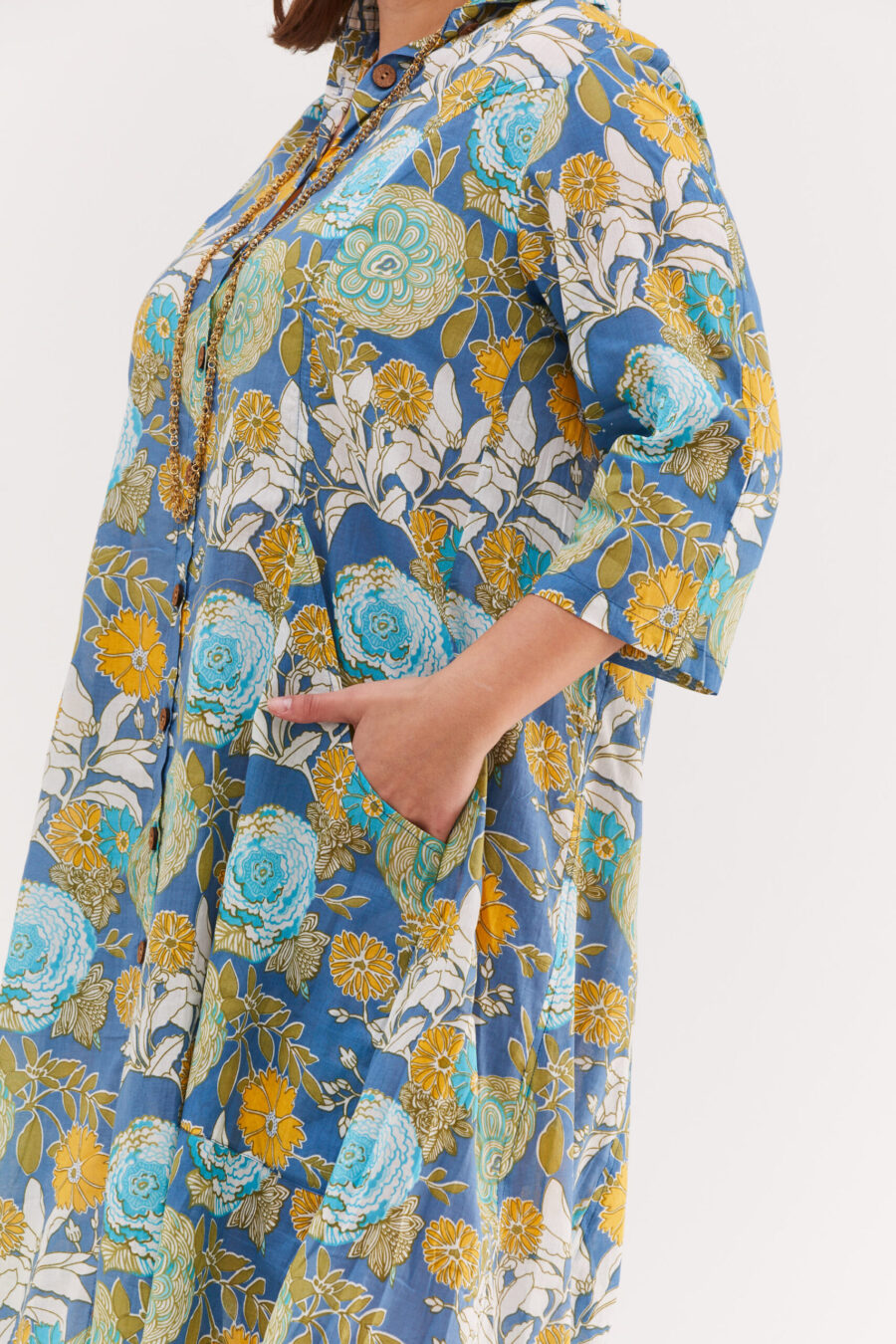 שמלת איה'לה | שמלת אוברסייז בעיצוב ייחודי - הדפס בלוסום כחול, הדפס פרחוני צבעוני על רקע כחול