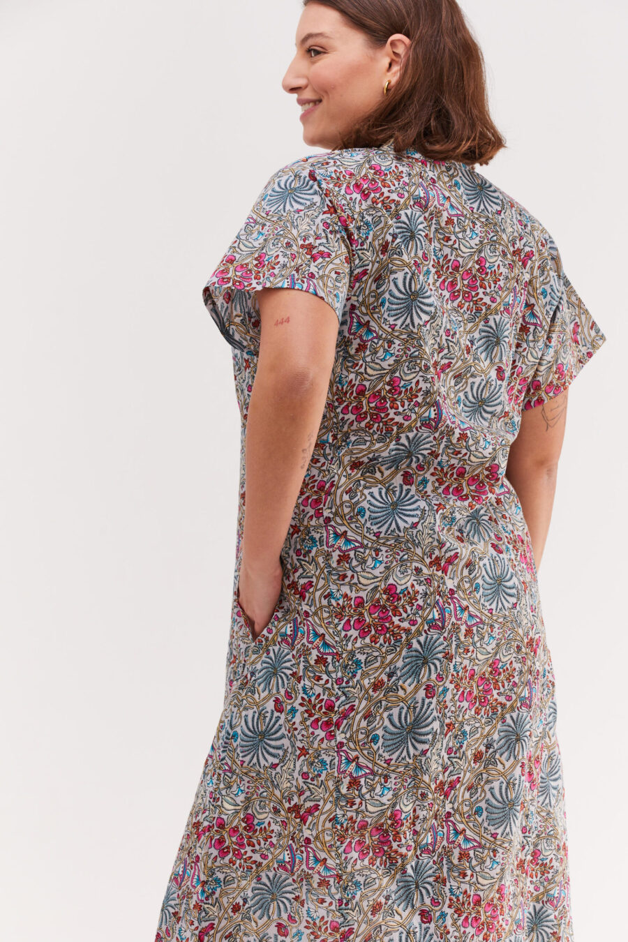 גלביה לנשים | גלבייה בעיצוב ייחודי - הדפס ליבי, הדפס פרחוני בגוונים עדינים על רקע שמלה אפורה