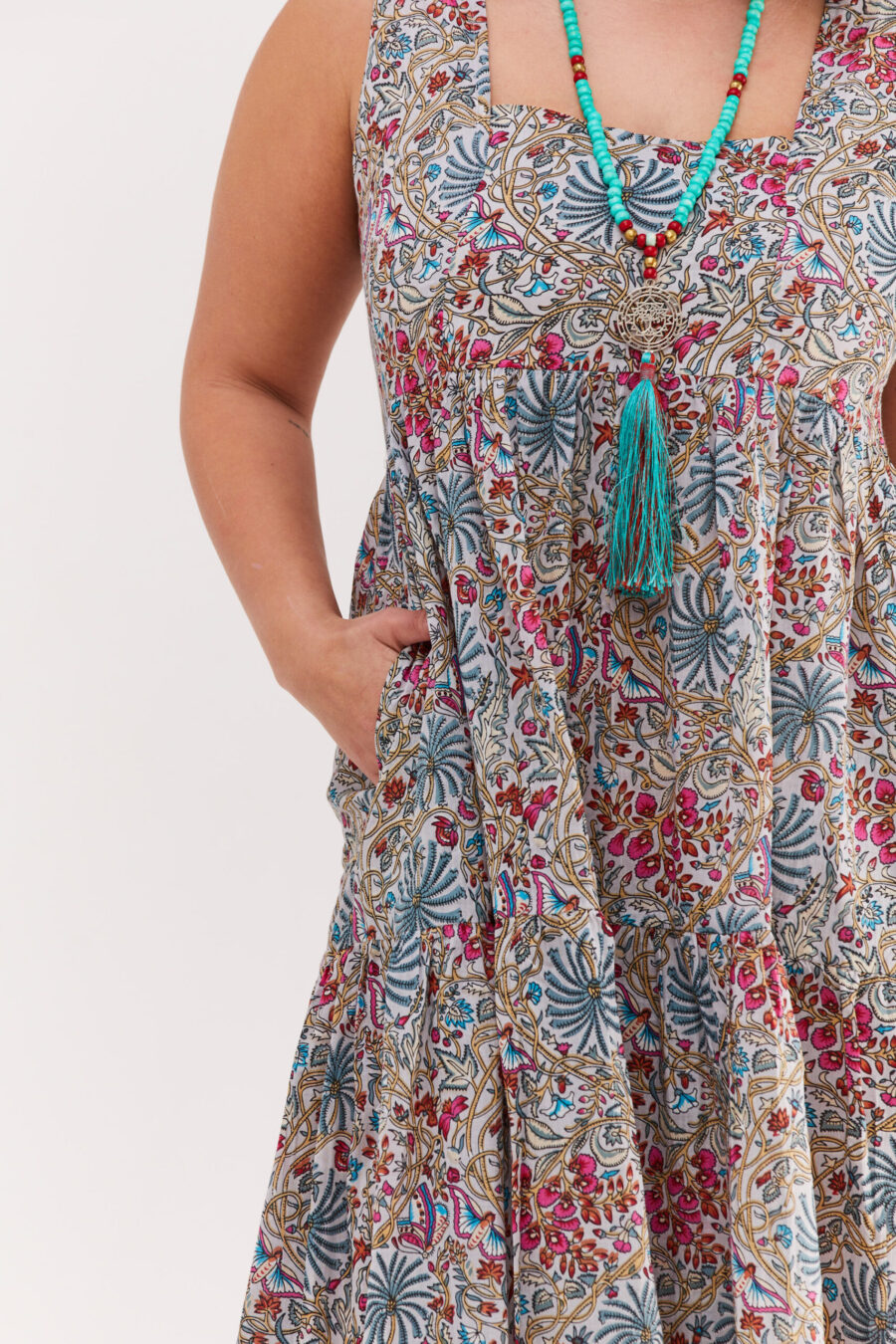 שמלת ליזי | שמלה בעיצוב ייחודי - הדפס ליבי, הדפס פרחוני בגוונים עדינים על רקע שמלה אפורה