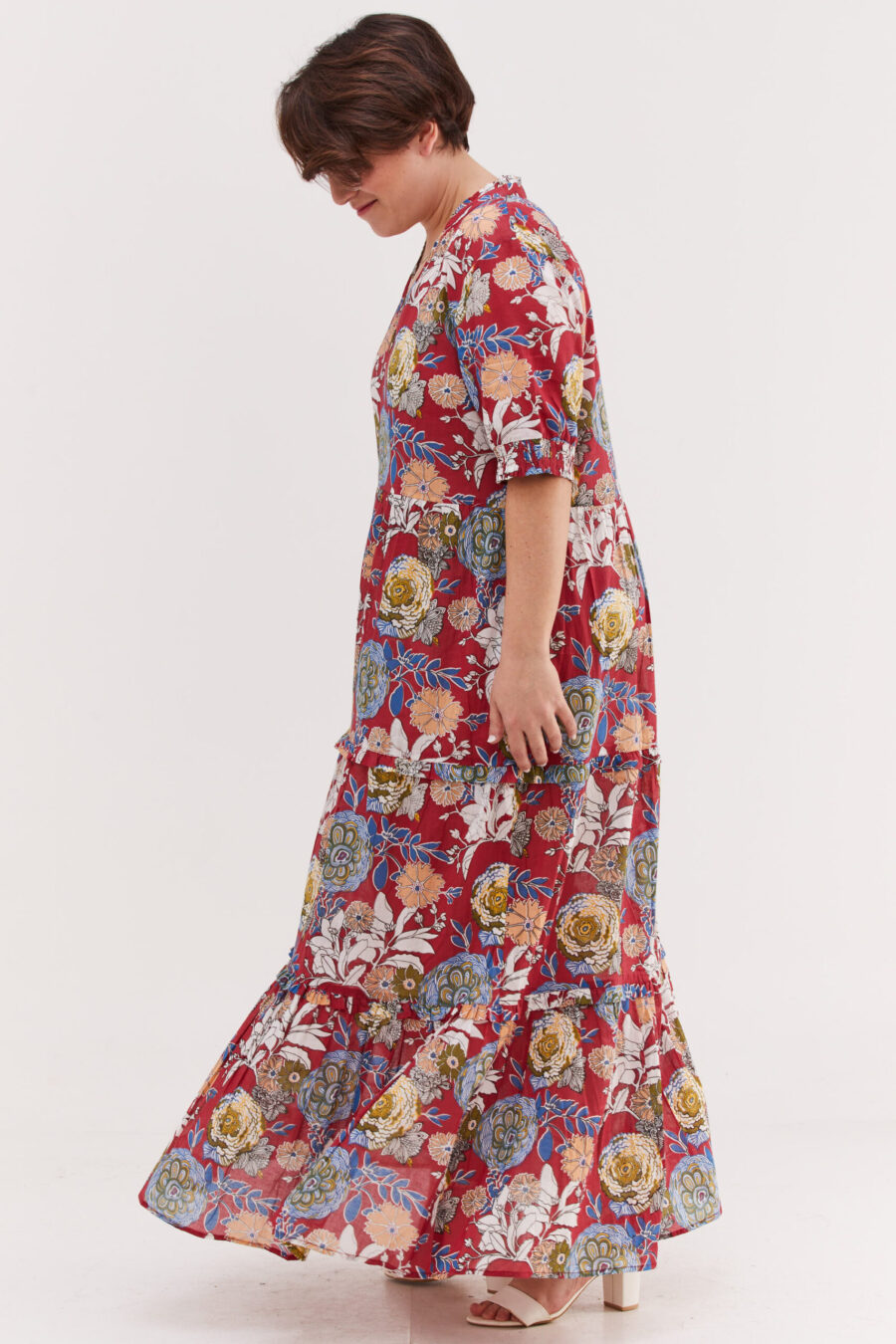 שמלת אפרת | שמלת מקסי בעיצוב ייחודי - בלוסום אדום, הדפס פרחוני צבעוני על רקע אדום