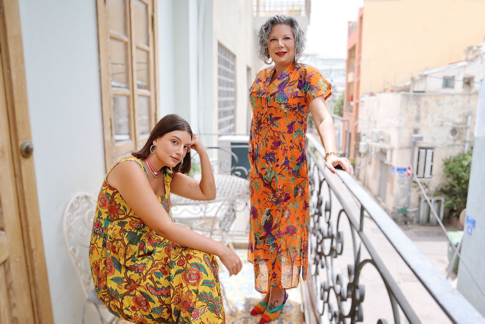 גלביה - גלביייה | שמלות כותנה עם הדפס צבעוני – מערכת יחסים עם עומק (בתמונה שתי נשים בשמלת כותנה עם הדפס)