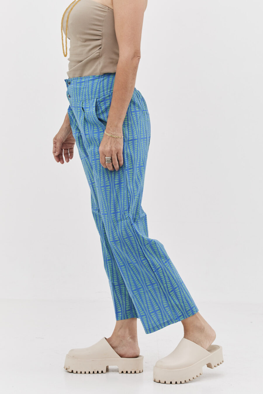 מכנסי ג'ד | מכנסיים מעוצבים ונוחים של קומפורט זון בוטיק - הדפס אגם כחול, מכנסיים כחולים עם הדפס גיאומטרי בצבע ירוק בהיר.