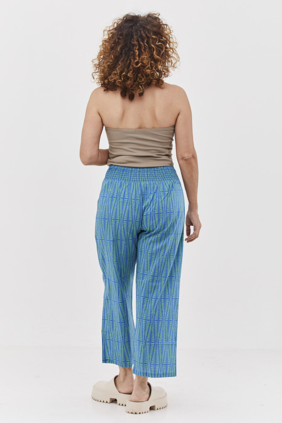 מכנסי ג'ד | מכנסיים מעוצבים ונוחים של קומפורט זון בוטיק - הדפס אגם כחול, מכנסיים כחולים עם הדפס גיאומטרי בצבע ירוק בהיר.