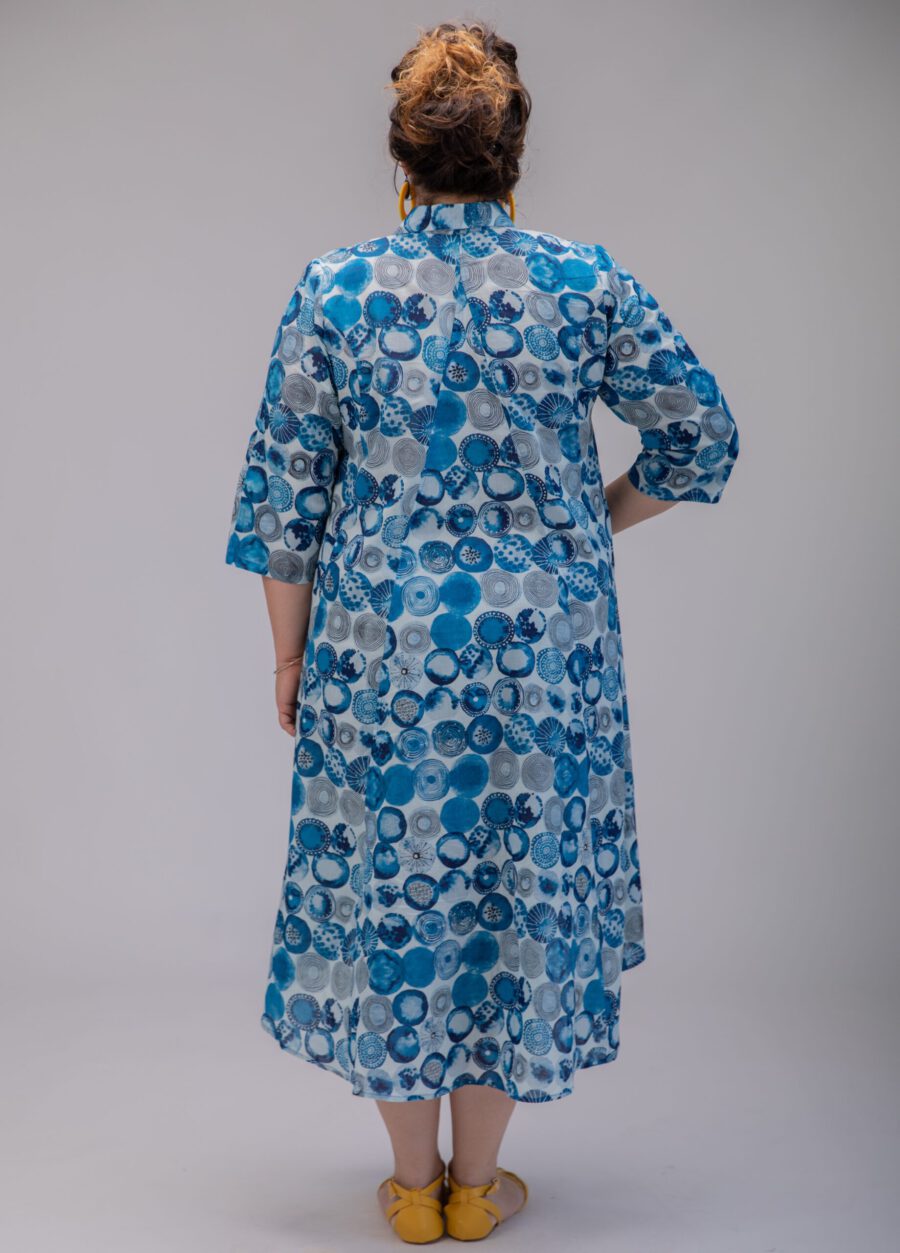שמלת איה'לה | שמלת אוברסייז בעיצוב ייחודי - הדפס אוקיינוס, שמלה לבנה עם הדפס כדורים כחול