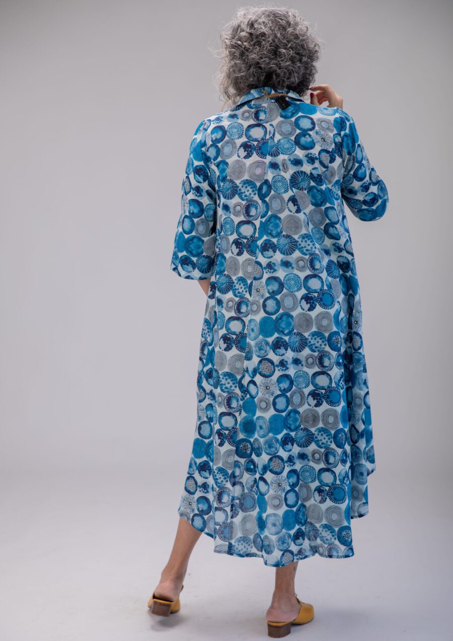 שמלת איה'לה | שמלת אוברסייז בעיצוב ייחודי - הדפס אוקיינוס, שמלה לבנה עם הדפס כדורים כחול