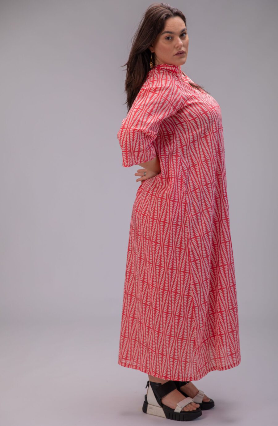 שמלת מאיקו | שמלה יפנית בעלת מפתח בעיצוב ייחודי - הדפס אגם אדום, שמלה אדומה עם הדפס גיאומטרי בצבע ורוד בהיר.