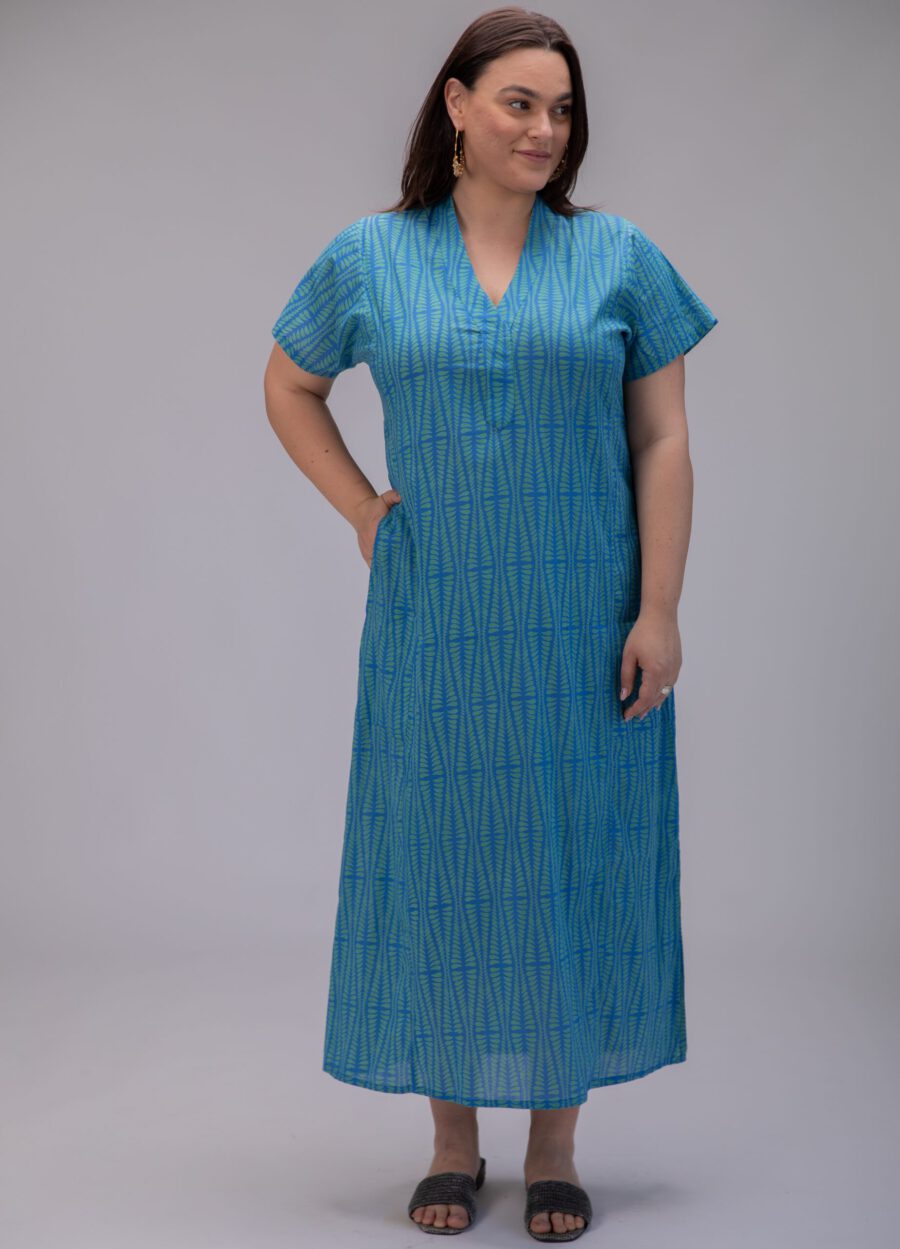 גלביה לנשים | גלבייה בעיצוב ייחודי - הדפס אגם כחול, שמלה כחולה עם הדפס גיאומטרי בצבע ירוק בהיר.