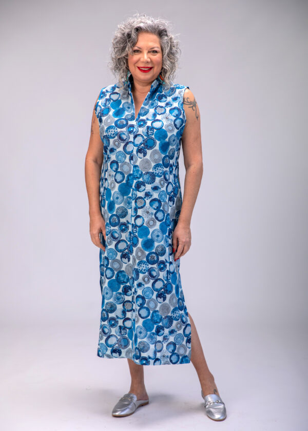 שמלת אוסי | שמלה בעיצוב ייחודי - הדפס אוקיינוס, שמלה לבנה עם הדפס כדורים כחול