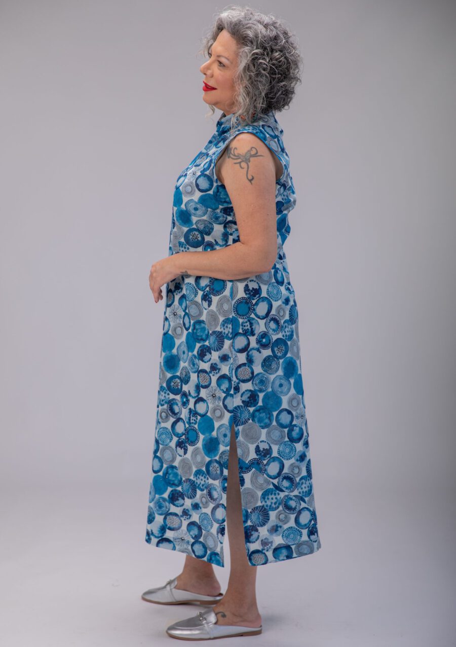 שמלת אוסי | שמלה בעיצוב ייחודי - הדפס אוקיינוס, שמלה לבנה עם הדפס כדורים כחול