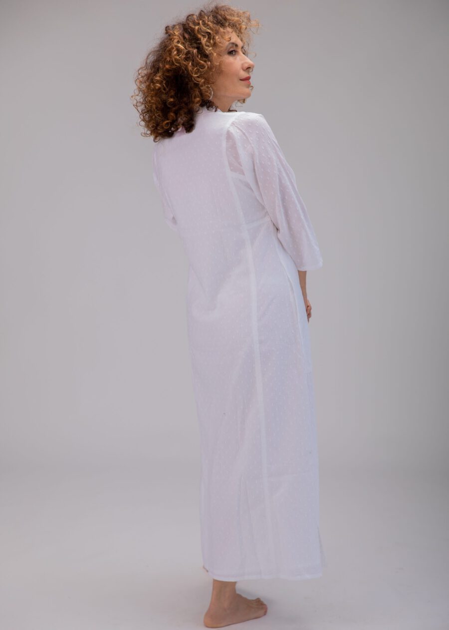 גלביה לנשים | גלבייה בעיצוב ייחודי - שמלה לבנה עם עיגולים עדינים בבד שיוצרים טקסטורה מיוחדת.