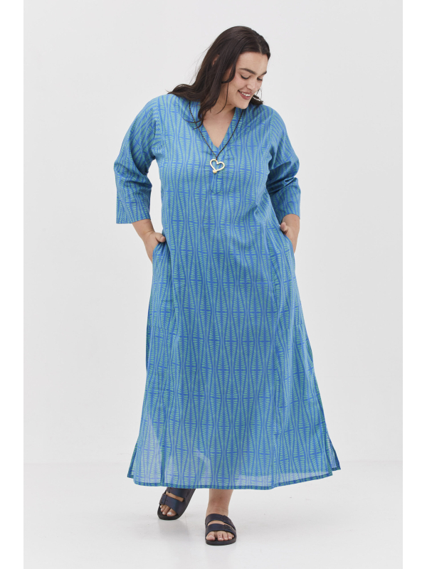 גלביה לנשים | גלבייה בעיצוב ייחודי – הדפס זברה, שמלה עם הדפס זברה כחול עמוק על רקע פודרה