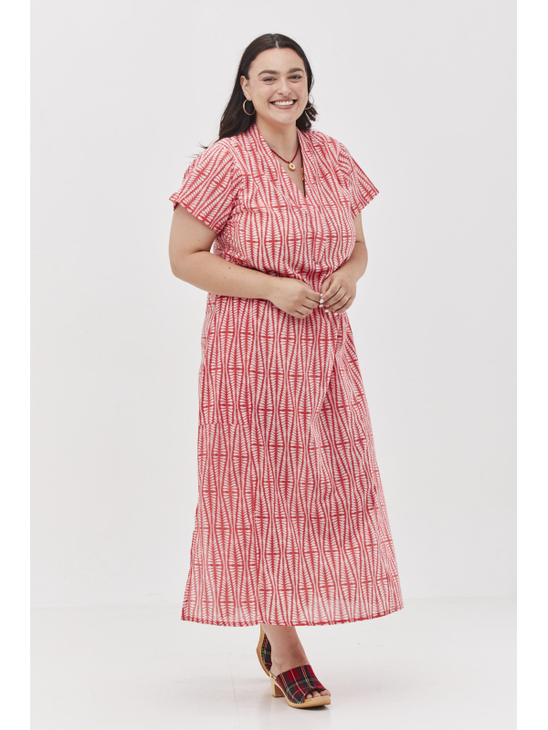 גלביה לנשים | גלבייה בעיצוב ייחודי - הדפס אגם אדום, שמלה אדומה עם הדפס גיאומטרי בצבע ורוד בהיר.