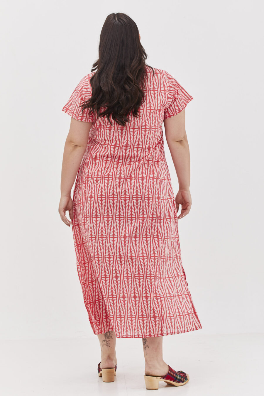 גלביה לנשים | גלבייה בעיצוב ייחודי - הדפס אגם אדום, שמלה אדומה עם הדפס גיאומטרי בצבע ורוד בהיר.