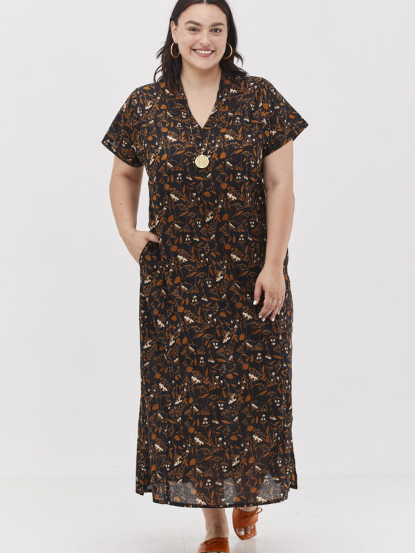 גלביה לנשים | גלבייה בעיצוב ייחודי – הדפס ואלס, שמלה בצבע כחול כהה מאוד עם הדפס עלים חומים ופרחים לבנים