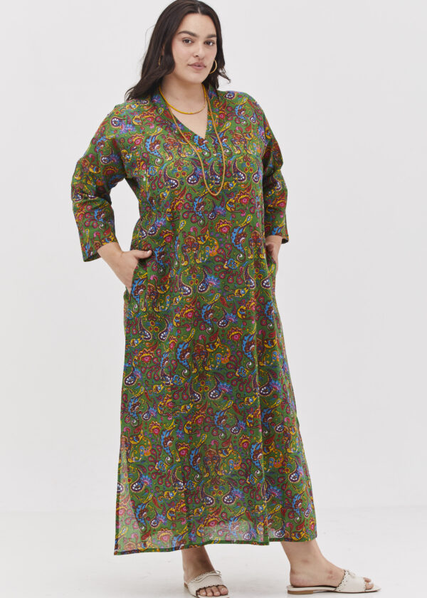 גלביה לנשים | גלבייה בעיצוב ייחודי – הדפס פייזלי ירוק, שמלה בצבע ירוק עם הדפס פייזלי צבעוני.