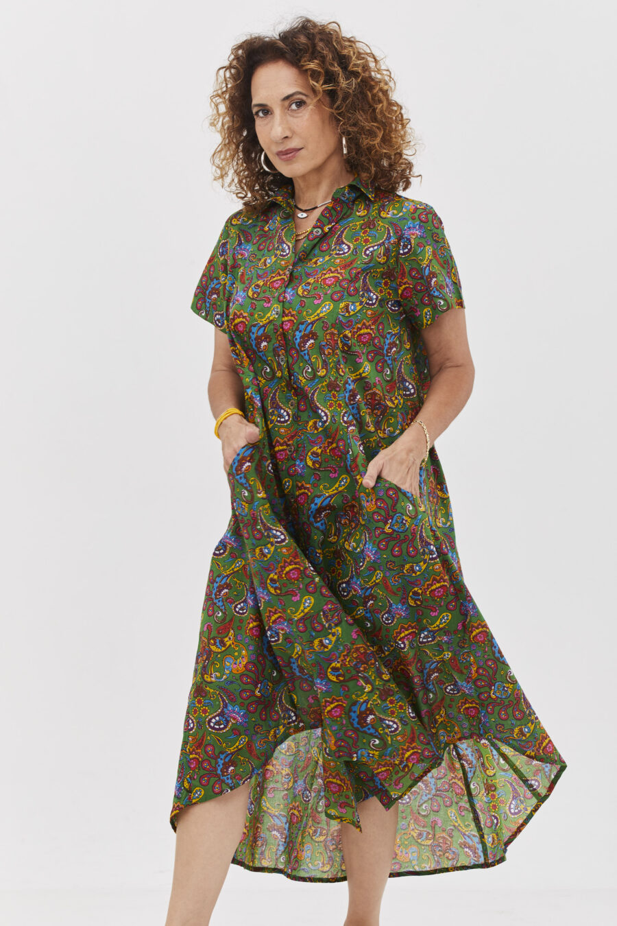 שמלת איה'לה | שמלת אוברסייז בעיצוב ייחודי - הדפס פייזלי ירוק, שמלה בצבע ירוק עם הדפס פייזלי צבעוני.