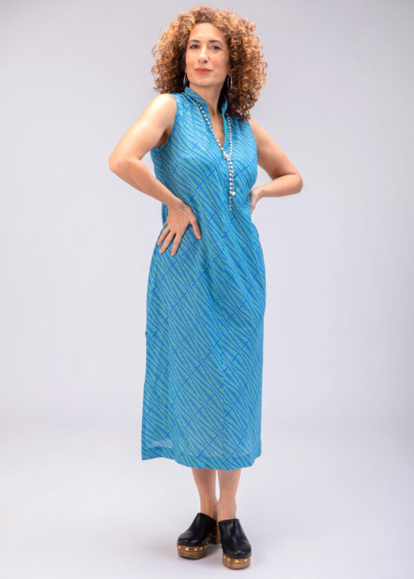 שמלת אוסי | שמלה בעיצוב ייחודי - הדפס אגם כחול, שמלה כחולה עם הדפס גיאומטרי בצבע ירוק בהיר.