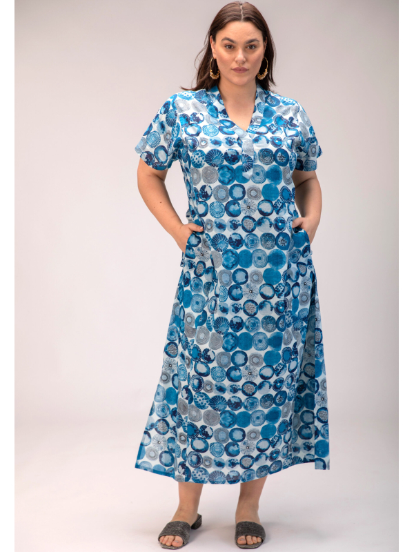 גלביה לנשים | גלבייה בעיצוב ייחודי - הדפס אוקיינוס, שמלה לבנה עם הדפס כדורים כחול
