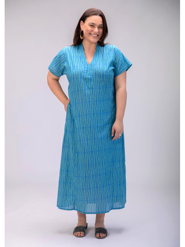 גלביה לנשים | גלבייה בעיצוב ייחודי – הדפס אגם כחול, שמלה כחולה עם הדפס גיאומטרי בצבע ירוק בהיר.