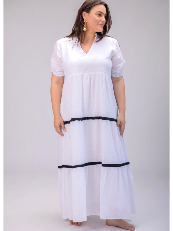 שמלת אפרת | שמלת מקסי בעיצוב ייחודי -שמלה לבנה עם עיגולים עדינים בבד שיוצרים טקסטורה מיוחדת.