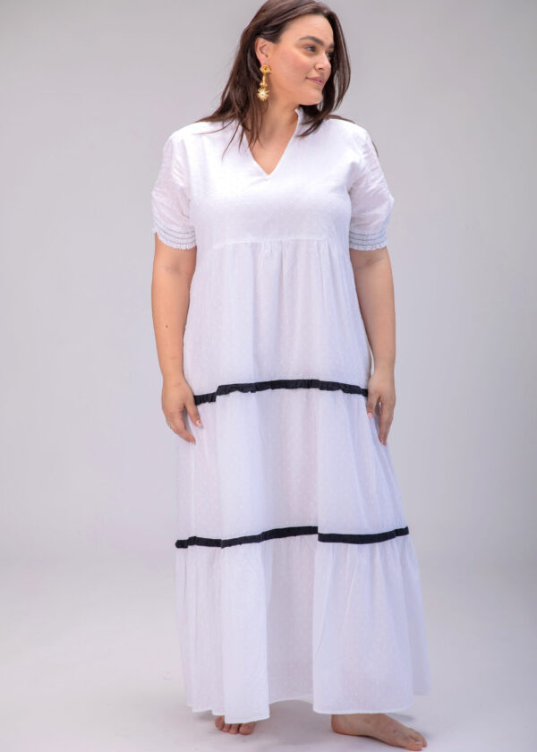שמלת אפרת | שמלת מקסי בעיצוב ייחודי -שמלה לבנה עם עיגולים עדינים בבד שיוצרים טקסטורה מיוחדת.