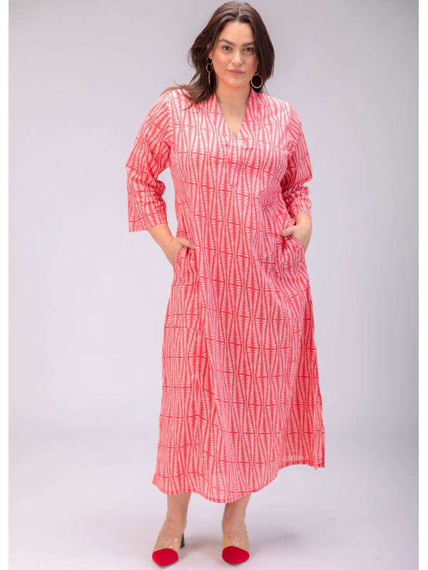 גלביה לנשים | גלבייה בעיצוב ייחודי - הדפס אגם אדום, שמלה אדומה עם הדפס גיאומטרי בצבע ורוד בהיר.