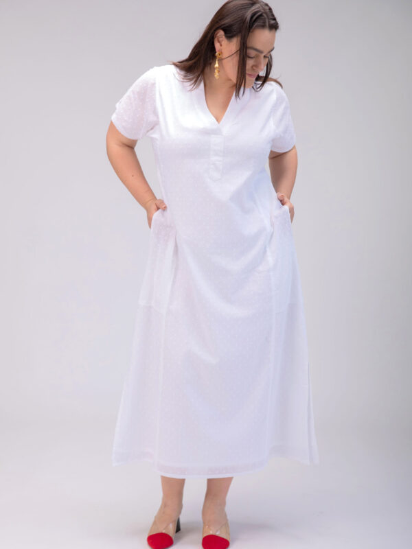 גלביה לנשים | גלבייה בעיצוב ייחודי - שמלה לבנה עם עיגולים עדינים בבד שיוצרים טקסטורה מיוחדת.