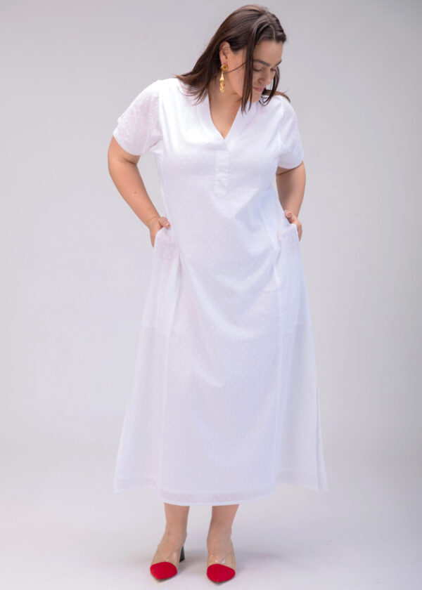 גלביה לנשים | גלבייה בעיצוב ייחודי - שמלה לבנה עם עיגולים עדינים בבד שיוצרים טקסטורה מיוחדת.