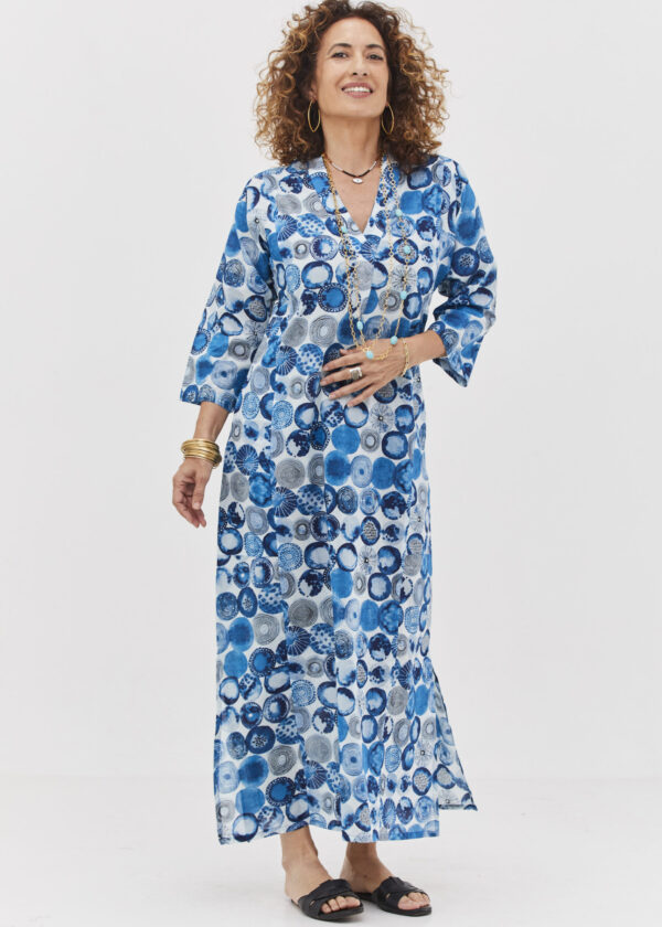 גלביה לנשים | גלבייה בעיצוב ייחודי - הדפס אוקיינוס, שמלה לבנה עם הדפס כדורים כחול