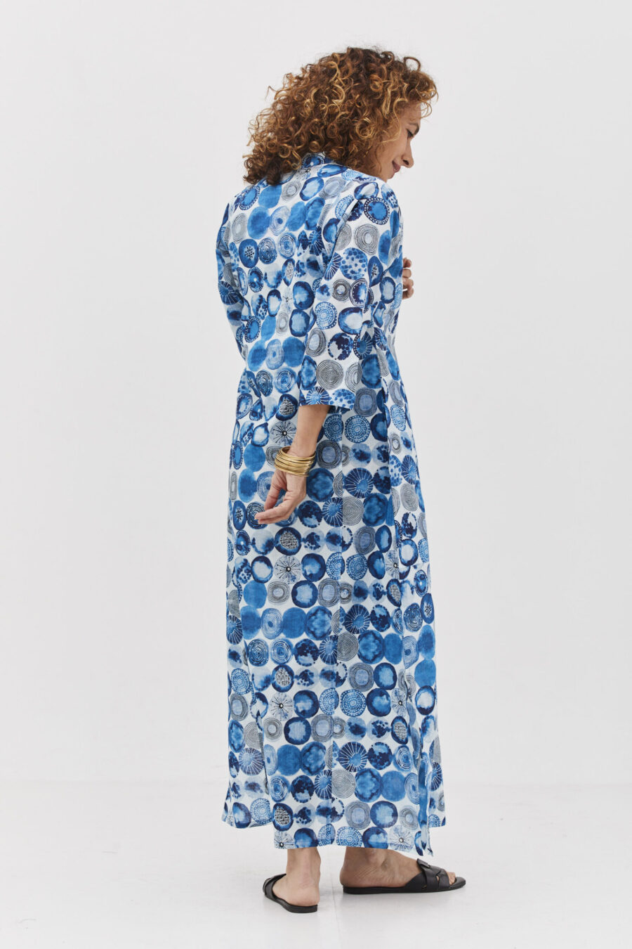גלביה לנשים | גלבייה בעיצוב ייחודי - הדפס אוקיינוס, שמלה לבנה עם הדפס כדורים כחול