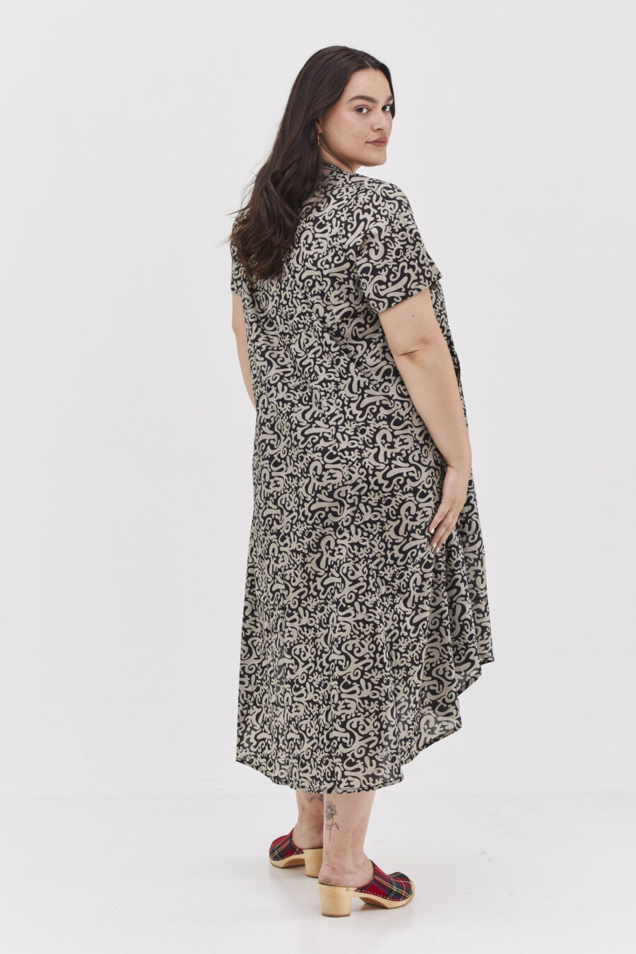 שמלת יפעת | שמלת אוברסייז בעיצוב ייחודי – פרינט בלאק פנטזי, שמלה שחורה עם הדפס מופשט בצבע אפור בהיר. של קומפורט זון בוטיק
