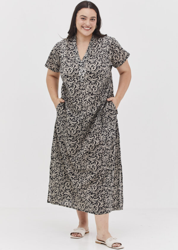 גלביה לנשים | גלבייה בעיצוב ייחודי – פרינט בלאק פנטזי, שמלה שחורה עם הדפס מופשט בצבע אפור בהיר. קומפורט זון בוטיק